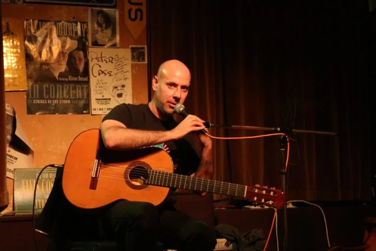 Een gitarist op het podium