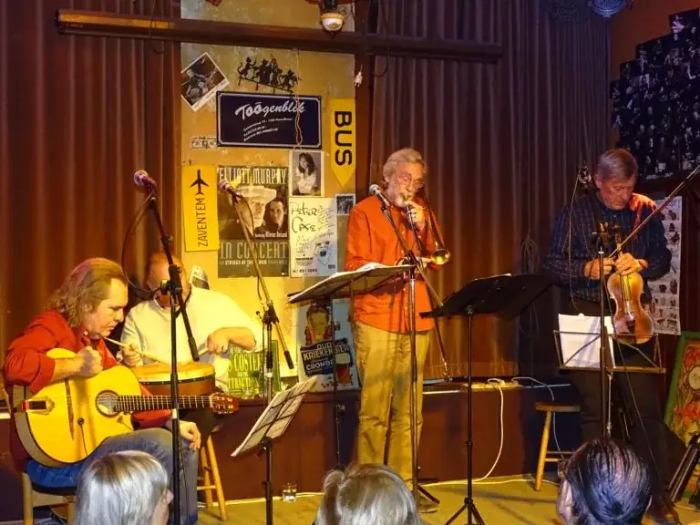 Een band speelt live bij Toogenblik